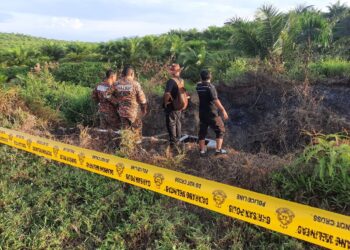 ANGGOTA bomba memeriksa kenderaan jenis Perodua Kancil milik Mohd. Solehin Abd. Latif yang ditemukan terbakar selepas dipercayai terbabas di Jalan Batu Puteh-Labu Besar, Kulim. - UTUSAN/MOHD. SOLEHIN ABD. LATIF