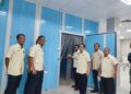AHMAD Maslan (tiga, kanan) melihat fasiliti di Pusat Darah Wilayah Utara di Sungai Petani, dijangka siap Oktober ini.
