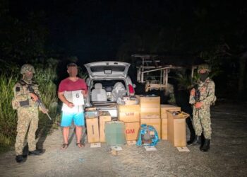 SUSPEK ditahan kerana disyaki menjalankan kegiatan penyeludupan rokok dan minuman keras.