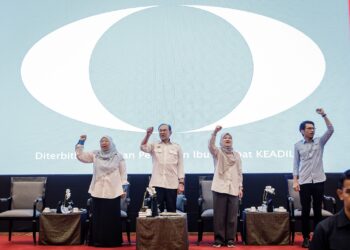 ANWAR Ibrahim (dua dari kiri) hadir pada Seminar Pemantapan Organisasi dan Jelajah Presiden PKR Wilayah Persekutuan di PICC, Putrajaya. - UTUSAN/FAIZ ALIF ZUBIR