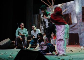 PEMENTASAN teater Tingginya Menyapu Awan di Auditorium DBP, Kuala Lumpur.