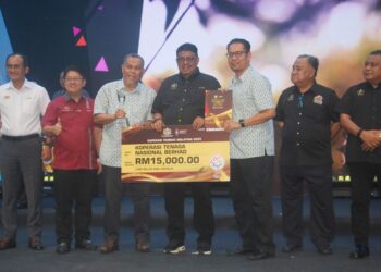 AB. Rauf Yusof (tengah) bersama Nor Azman Mufti (tiga dari kiri) dan Zulkefle Ab. Rahim (tiga dari kanan) yang menerima sijil, hadiah wang tunai RM15,000 sempena Hari Koperasi Negara 2025 (HKN 2025) di Pusat Dagangan Antarabangsa Melaka (MITC), Ayer Keroh, Melaka, semalam.-UTUSAN/AMRAN MULUP