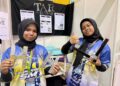 AHLI Pasukan SMT Tunku Abdul Rahman, Pulau Pinang, Nurul Alya Mad San (kiri) dan Nur Aleesya Aina Zuriman, 16, menunjukkan inovasi Inexpensive Joint (I Joint) yang dicipta oleh mereka. -UTUSAN/NOR SHAFIQAH MOHD. GHAZALI.