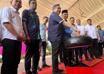 ANTHONY Loke Siew Fook (tiga, kiri) menyempurnakan Majlis Pelancaran Program Transformasi Perkhidmatan Bas Henti-Henti (SBST) Bas.My Kangar di Dataran Dato’ Sheikh Ahmad, Kangar, Perlis, hari ini. -UTUSAN/ASYRAF MUHAMMAD