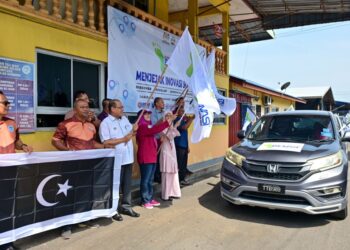 SHARMILA Mohamed Salleh (dua dari kanan) melakukan gimik perasmian Program Jejak Inovasi Sosial Zon Timur di Lembaga Kemajuan Ikan (LKIM) Pulau Kambing, Kuala Terengganu, Terengganu.