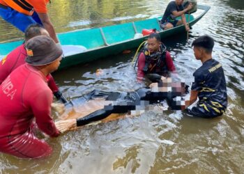 PASUKAN penyelamat menaikkan mayat mangsa yang ditemukan lemas di Sungai Sungai Nanga Bekatan, Engsering Ulu Julau dekat sini, kira-kira pukul 9.08 pagi ini. - UTUSAN/COWEN LINCH