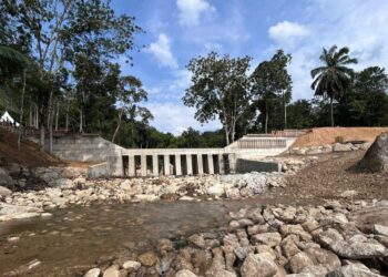 EMPANGAN Sabo yang dibina bagi memperlahankan aliran air dan menahan puing-puing di Sungai Kupang, Kampung Iboi di Baling.