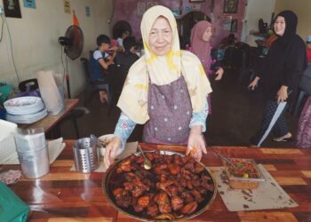 CHE Wan Gaya menunjukkan ayam masak merah yang dijual di kedainya di Kampung Pasir Akar, Hulu Besut, Besut, Terengganu. 

– UTUSAN/WAN ZURATIKAH IFFAH WAN ZULKIFLI