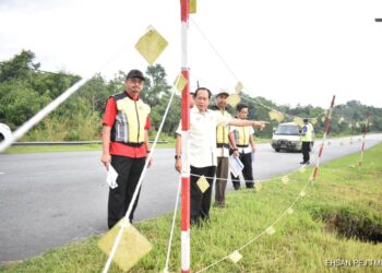 AHMAD Mazlan ketika meninjau laluan Kuala Terengganu - Kota Bharu di Kampung Air Sejuk, Setiu, Terengganu.