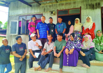 KOTA BHARU 16 Julai 2025 -- MOHD. Danial Ikhwan Mamat (tiga kanan) bersama pihak Yayasan Raja Shamri yang hadir ke rumahnya di Kampung Kubang Chenok, Pasir Mas, Kelantan. - UTUSAN/ ROHANA ISMAIL