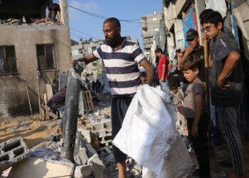 RAKYAT Palestin memeriksa barangan mereka yang rosak akibat serangan terbaharu Israel di Jabalia, Palestin. – AFP