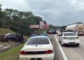 KEADAAN kenderaan yang terlibat kemalangan di  Kilometer 328.9, Lebuh Raya Utara-Selatan arah Selatan di Tapah hari ini. - UTUSAN/IHSAN JBPM