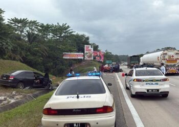 KEADAAN kenderaan yang terlibat kemalangan di  Kilometer 328.9, Lebuh Raya Utara-Selatan arah Selatan di Tapah hari ini. - UTUSAN/IHSAN JBPM