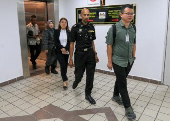 WAKIL syarikat DS Ventech Sdn. Bhd. (kanan), wakil syarikat Tekun Concrete Sdn. Bhd. (tengah) dan Kamarudin Alias (kiri) semasa hadir di Mahkamah Sesyen Kuala Terengganu hari ini. - UTUSAN/PUQTRA HAIRRY