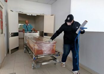 MAYAT kanak-kanak lelaki berusia enam tahun yang ditemukan di Rompin, Jempol semalam dibawa ke Johor Bahru, Johor selepas selesai proses bedah siasat di Hospital Rembau, semalam.-UTUSAN/NOR AINNA HAMZAH