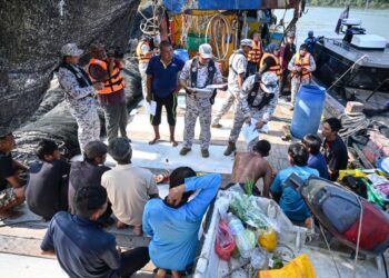 ANGGOTA Maritim Malaysia Pahang melaksanakan Operasi Bersepadu OP Guardian di Jeti Jabatan Laut Kuantan di Kuantan, Pahang. – UTUSAN/MUHAMMAD NAIM HELMI HAFIDZI