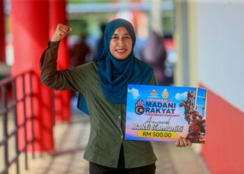 NOR Hayati Hamzah menerima penghargaan Anugerah Bakti Komuniti semasa Program Madani Rakyat Kebombaan Komuniti (PMRKK) di Akademi Bomba dan Penyelamat Wakaf Tapai, Marang, Terengganu. - UTUSAN/PUQTRA HAIRRY