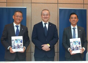 KELLEE Kam (tengah) bersama Ketua Pegawai Kewangan Kumpulan Alliance Bank, Ronnie Fernandiz (kiri) dan Ketua Pegawai Strategi dan Transformasi Kumpulan Alliance Bank, Dr. Aaron Sum Wei Wern (kanan) selepas sidang akhbar selepas Mesyuarat Agung Tahunan Alliance Bank, semalam.