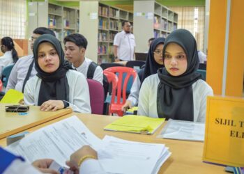 PUTERI UMAIRAH Faiezan (kiri) dan Puteri Annisa gembira dapat belajar dan mengikuti kursus yang sama di Kolej Komuniti Segamat 2 (KKS2), Johor.