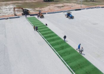 PEKERJA kontraktor giat memasang rumput sintetik di Padang UniSports Arena milik Universiti Sultan Zainal Abidin (UniSZA), Kampung Gong Badak, Terengganu.