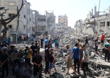 PENDUDUK Palestin memeriksa kerosakan akibat serangan Israel di kem Al-Bureij di tengah Semenanjung Gaza.-AFP