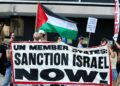 PENUNJUK perasaan memegang kain rentang tanda solidariti kepada Palestin di luar ibu pejabat PBB sempena persidangan mengenai penyelesaian dua negara di New York City, kelmarin.- AFP