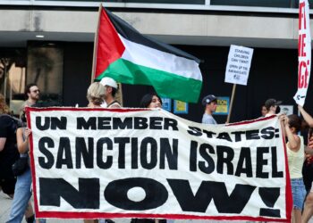 PENUNJUK perasaan memegang kain rentang tanda solidariti kepada Palestin di luar ibu pejabat PBB sempena persidangan mengenai penyelesaian dua negara di New York City, kelmarin.- AFP