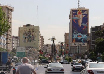 Aliran trafik bergerak melepasi papan iklan gergasi memaparkan lukisan peluru berpandu jatuh ke Israel di sebuah jalan utama di pusat bandar Teheran, Iran. – AFP