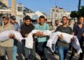 LELAKI Palestin membawa mayat kanak-kanak yang terbunuh dalam serangan Israel untuk dikebumikan di kawasan perkuburan di Gaza City. – AFP