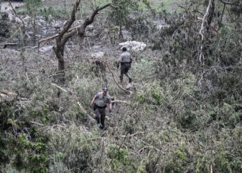 PASUKAN penyelamat melakukan rondaan mencari mangsa banjir kilat yang hilang di Sungai Guadalupe di Kerrville, Texas, kelmarin. – AFP