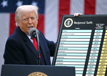 DONALD Trump menunjukkan carta mengenai tarif timbal balik dalam acara 'Make America Wealthy Again' di Rose Garden, Rumah Putih, di Washington, DC, pada 2 April lalu.- AFP