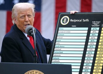 DONALD Trump menunjukkan carta mengenai tarif timbal balik dalam acara 'Make America Wealthy Again' di Rose Garden, Rumah Putih, di Washington, DC, pada 2 April lalu.- AFP