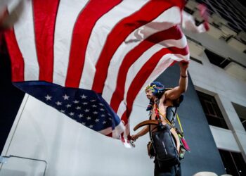 SEORANG lelaki membawa bendera AS semasa perhimpunan kebangsaan ‘No Kings’ bagi membantah pentadbiran Donald Trump di bandar Austin, Texas, pada 14 Jun lepas. – AFP