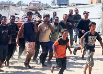 PENDUDUK Palestin mengusung mangsa cedera ke klinik Palang Merah di Rafah selepas ditembak ketika menunggu bantuan makanan di pusat pengedaran Yayasan Kemanusiaan Gaza (GHF).- AFP