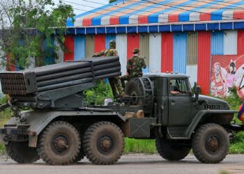 ASKAR Kemboja menaiki trak yang dilengkapi pelancar roket BM-21 di wilayah utara Oddar Meanchey, berhampiran sempadan Thailand. – AFP
