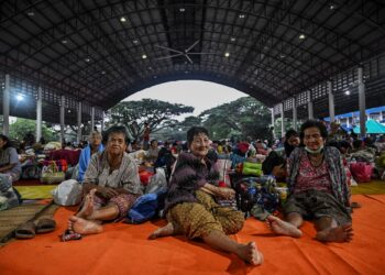WARGA emas yang dipindahkan akibat konflik berterusan antara Thailand dan Kemboja berehat di pusat pemindahan di wilayah sempadan Si Sa Ket.-AFP