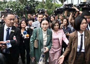PAETONGTARN Shinawatra (tengah) dikerumuni media selepas mesyuarat kabinet di Rumah Kerajaan di Bangkok, Thailand. – AFP