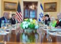 DONALD Trump (kiri) menerima kunjungan Benjamin Netanyahu dalam satu majlis makan malam di Blue Room, Rumah Putih.-AFP