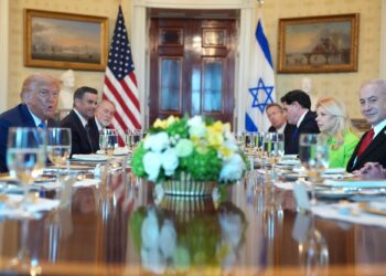 DONALD Trump (kiri) menerima kunjungan Benjamin Netanyahu dalam satu majlis makan malam di Blue Room, Rumah Putih.-AFP
