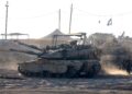 TENTERA Israel mengawal kedudukan berhampiran sempadan dengan Gaza, kelmarin. – AFP