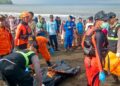 PASUKAN kecemasan mengangkat mayat mangsa feri karam di Banyuwangi, Indonesia. – AFP
