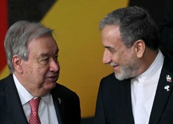 MENTERI Luar Iran, Abbas Araghchi (kanan) berbual dengan Setiausaha Agung PBB, Antonio Guterres (kiri) di Rio De Janeiro, Brazil baru-baru ini. – AFP