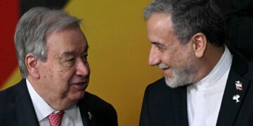 MENTERI Luar Iran, Abbas Araghchi (kanan) berbual dengan Setiausaha Agung PBB, Antonio Guterres (kiri) di Rio De Janeiro, Brazil baru-baru ini. – AFP
