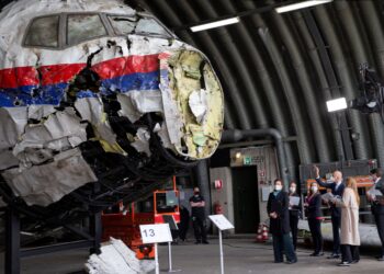 BARISAN hakim dan peguam yang terlibat dalam perbincaraan insiden MH17, meninjau bangkai pesawat yang dibina semula di pangkalan tentera udara Gilze-Rijen, selatan Belanda, pada 26 Mei 2021.– AFP