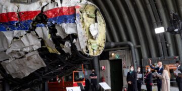 BARISAN hakim dan peguam yang terlibat dalam perbincaraan insiden MH17, meninjau bangkai pesawat yang dibina semula di pangkalan tentera udara Gilze-Rijen, selatan Belanda, pada 26 Mei 2021.– AFP