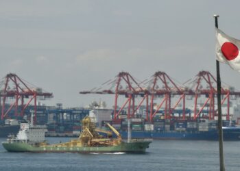 BENDERA Jepun dilihat di kawasan terminal kargo di pelabuhan Tokyo.- AFP