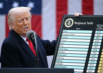 PRESIDEN Donald Trump menunjukkan carta mengenai tarif timbal balik dalam acara 'Make America Wealthy Again' di Rose Garden, Rumah Putih, di Washington, DC, pada 2 April lalu.- AFP