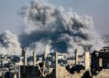 ASAP tebal 
memenuhi ruang udara kem pelarian Jabalia selepas dibedil tentera Israel di tengah Semenanjung Gaza. – AFP