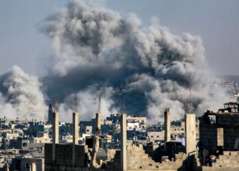 ASAP tebal 
memenuhi ruang udara kem pelarian Jabalia selepas dibedil tentera Israel di tengah Semenanjung Gaza. – AFP