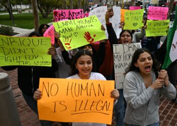 PELAJAR Orange County Educational Arts Academy memegang plakad menyokong golongan pendatang di luar Bangunan Mahkamah Persekutuan Ronald Reagan di Santa Ana, California. – AFP